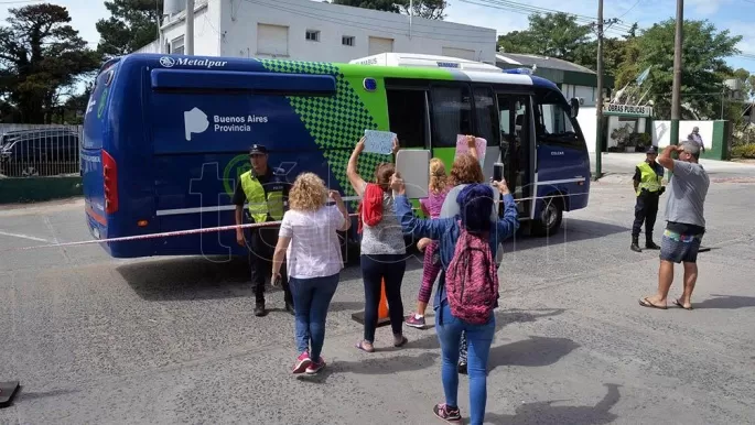 FUERTE OPERATIVO DE SEGURIDAD. Vecinos del lugar gritaron asesinos a los detenidos por el crimen del joven. Foto de TÉLAM.