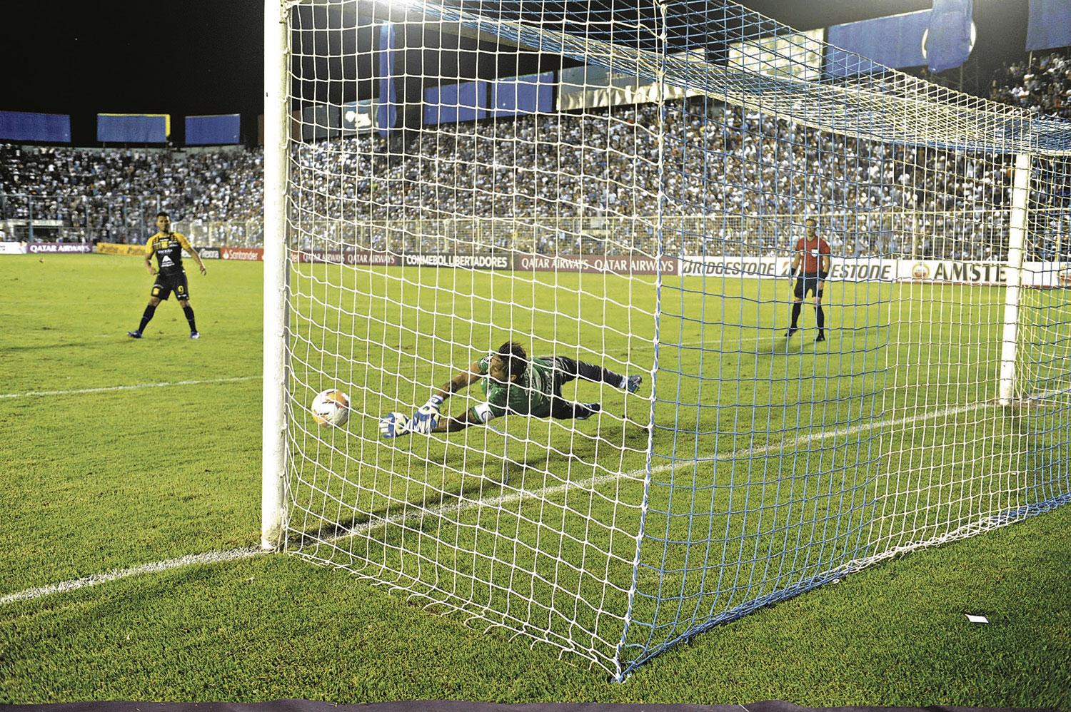 Atlético gana y emociona, con Luchetti vestido otra vez de héroe