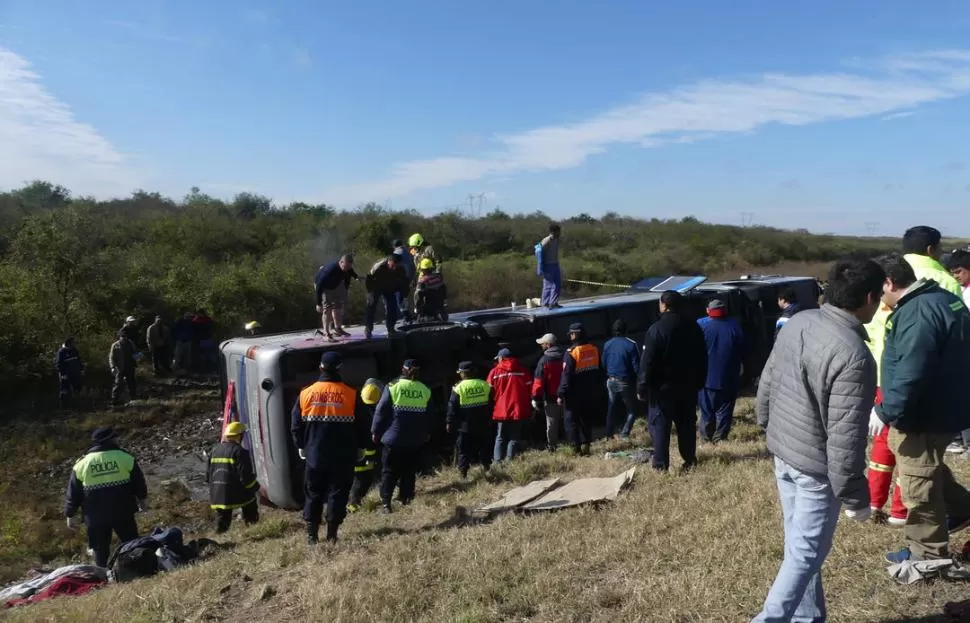 VUELCO DEL ÓMNIBUS DE DOS PISOS. Ocurrió el 1 de julio pasado en el cruce de las rutas 308 y 157, al caer a la banquina el micro con los jubilados. la gaceta / fotos de Osvaldo Ripoll