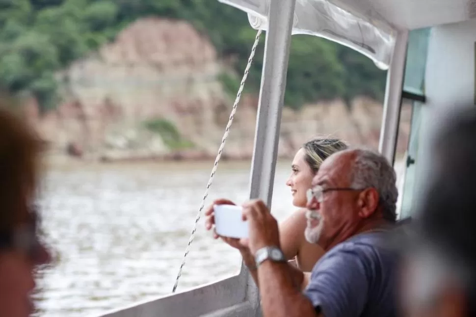 QUÉ HACER. El Cadillal ofrece caminatas por senderos selváticos a 600 metros de altura de la villa, subir a las aerosillas, remar en kayak o bucear en el río Tapia, navegar en barco por media hora y pescar. Fotos de Gerardo Irachet / ente tucumán turismo