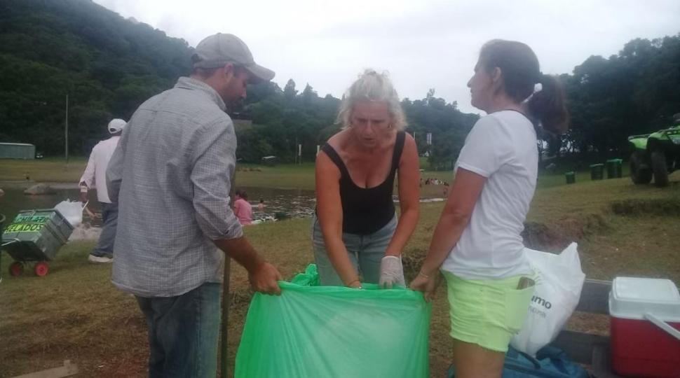 TRABAJO EN EQUIPO. Pobladores de la zona y visitantes se pusieron manos a la obra para transformar la villa turística en un sitio mejor. 