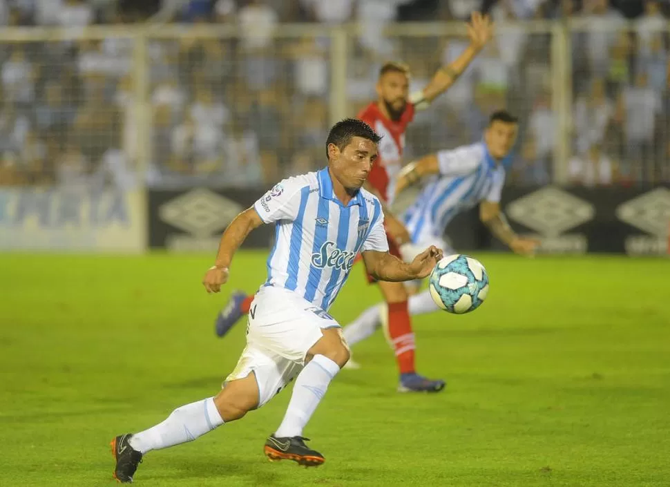 BUEN DEBUT. Alustiza jugó ayer su primer partido como titular y mientras estuvo en cancha (fue reemplazado en el segundo tiempo) lo hizo correctamente. Asistió, organizó y probó al arco. la gaceta / foto hector peralta