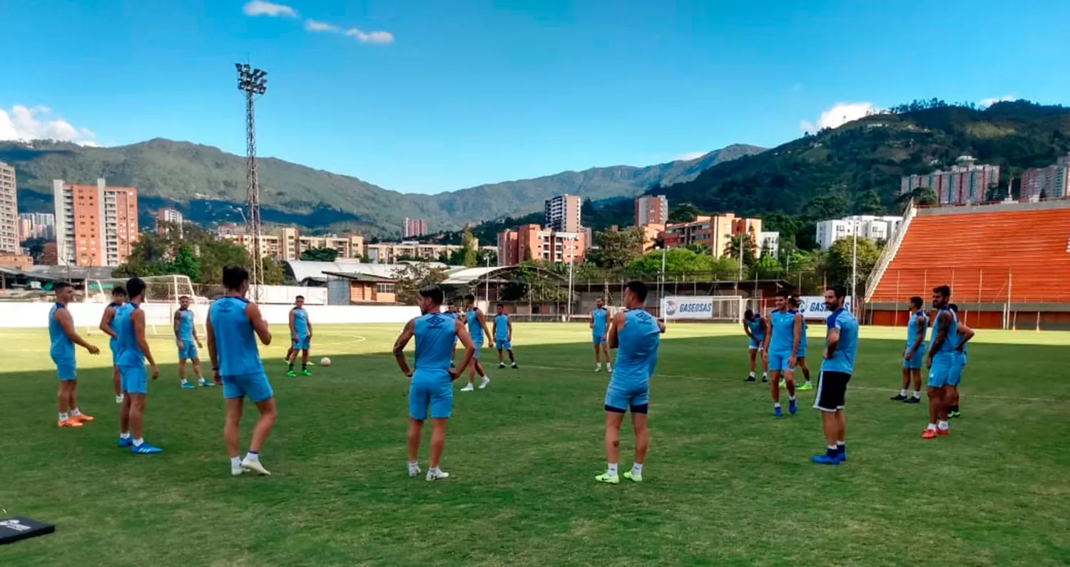 BUEN CLIMA. El plantel se entrenó en la cancha del Envigado Fútbol Club. FOTOS GENTILEZA PRENSA ATLÉTICO