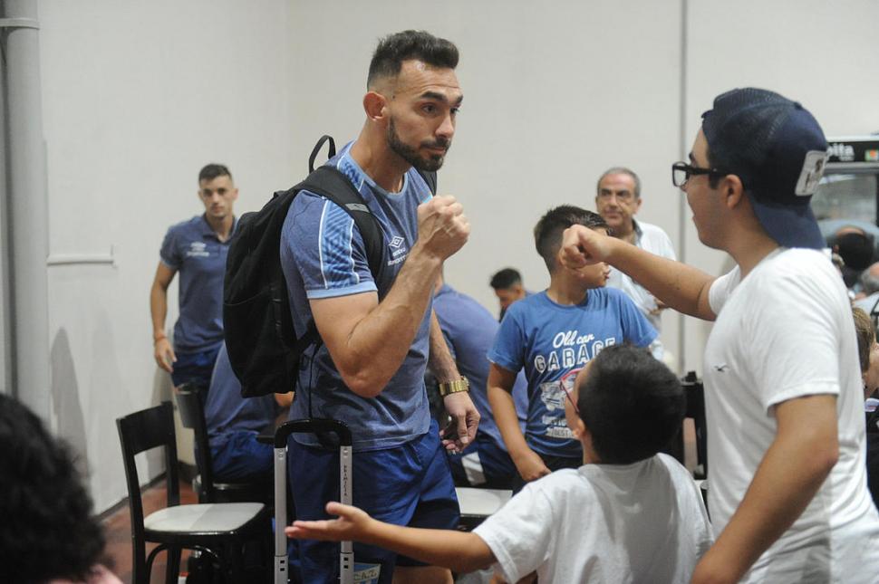 PARTICULAR SALUDO. Alejandro Sánchez choca los puños con un hincha que se acercó al aeropuerto a despedir al plantel.  