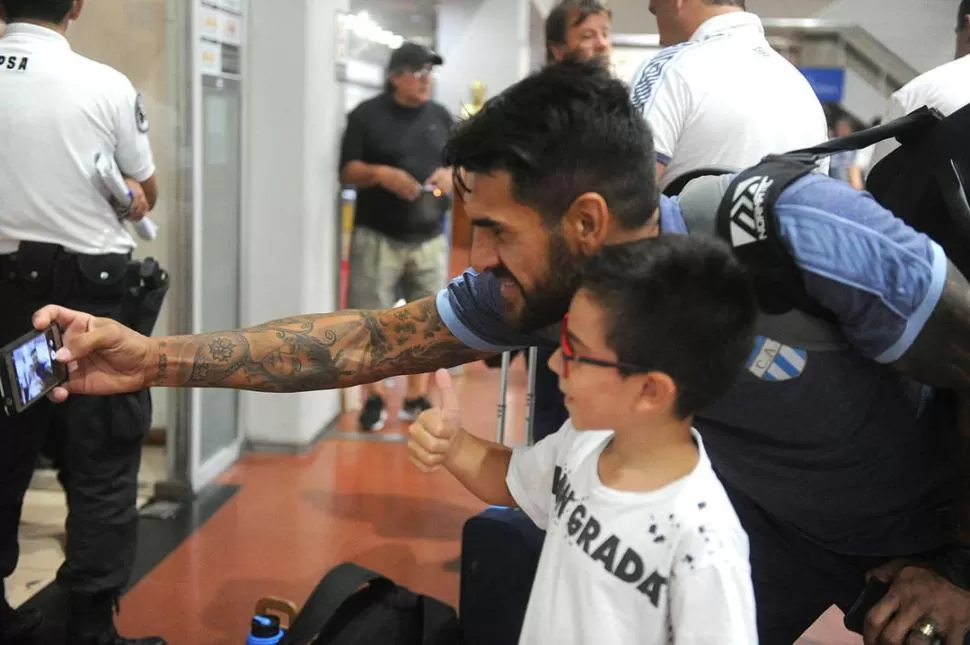 BUSCARÁ CORTAR LA RACHA. Javier Toledo se saca una selfie antes de abordar el charter. En el plano internacional, el delantero anotó el último gol como visitante, contra The Strongest, en 2018. la gaceta / fotos de héctor peralta 