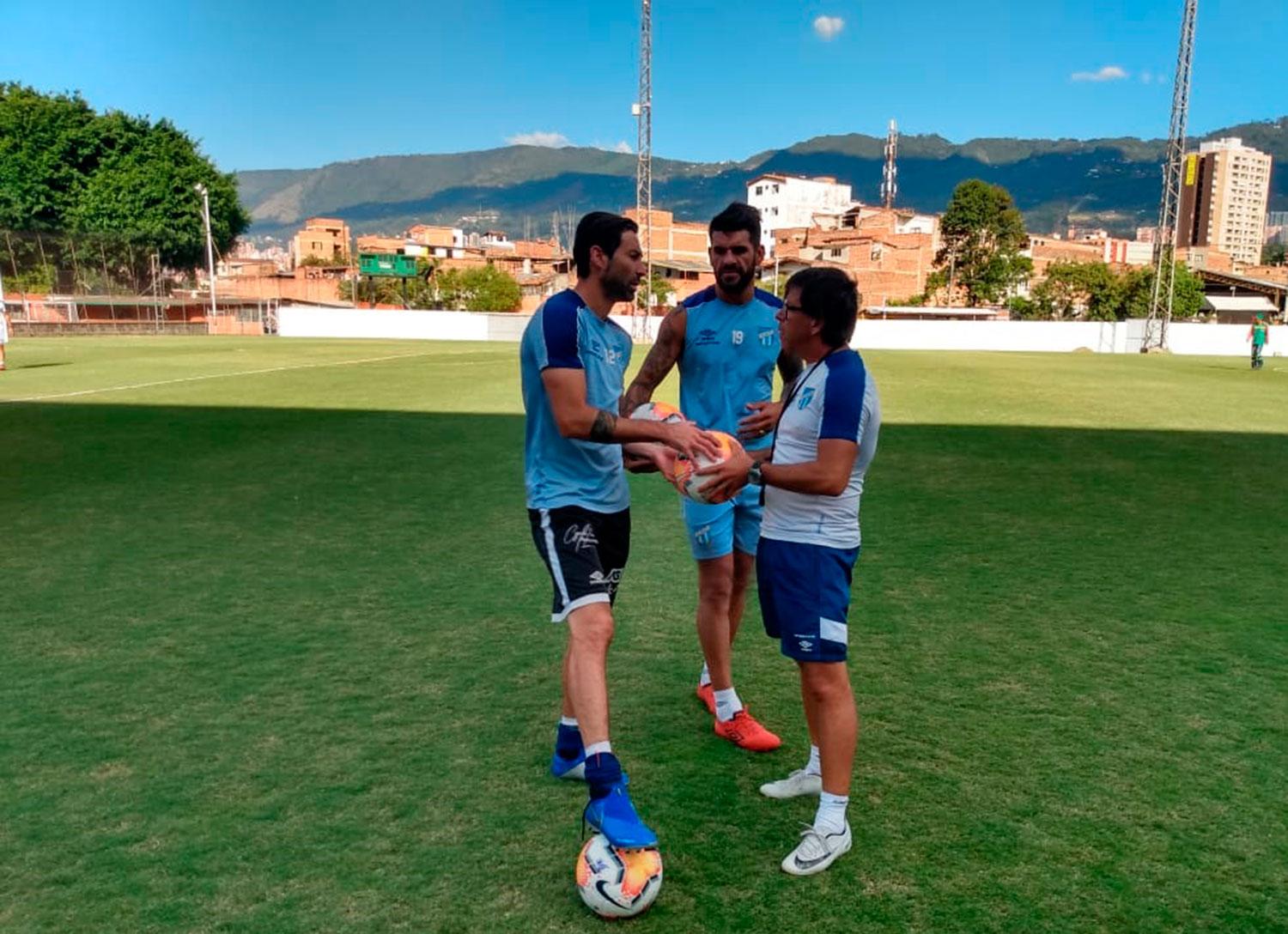 CHARLA. Lucchetti y el profe Alfonso hablan, mientras Javier Toledo escucha. FOTO PRENSA ATLÉTICO