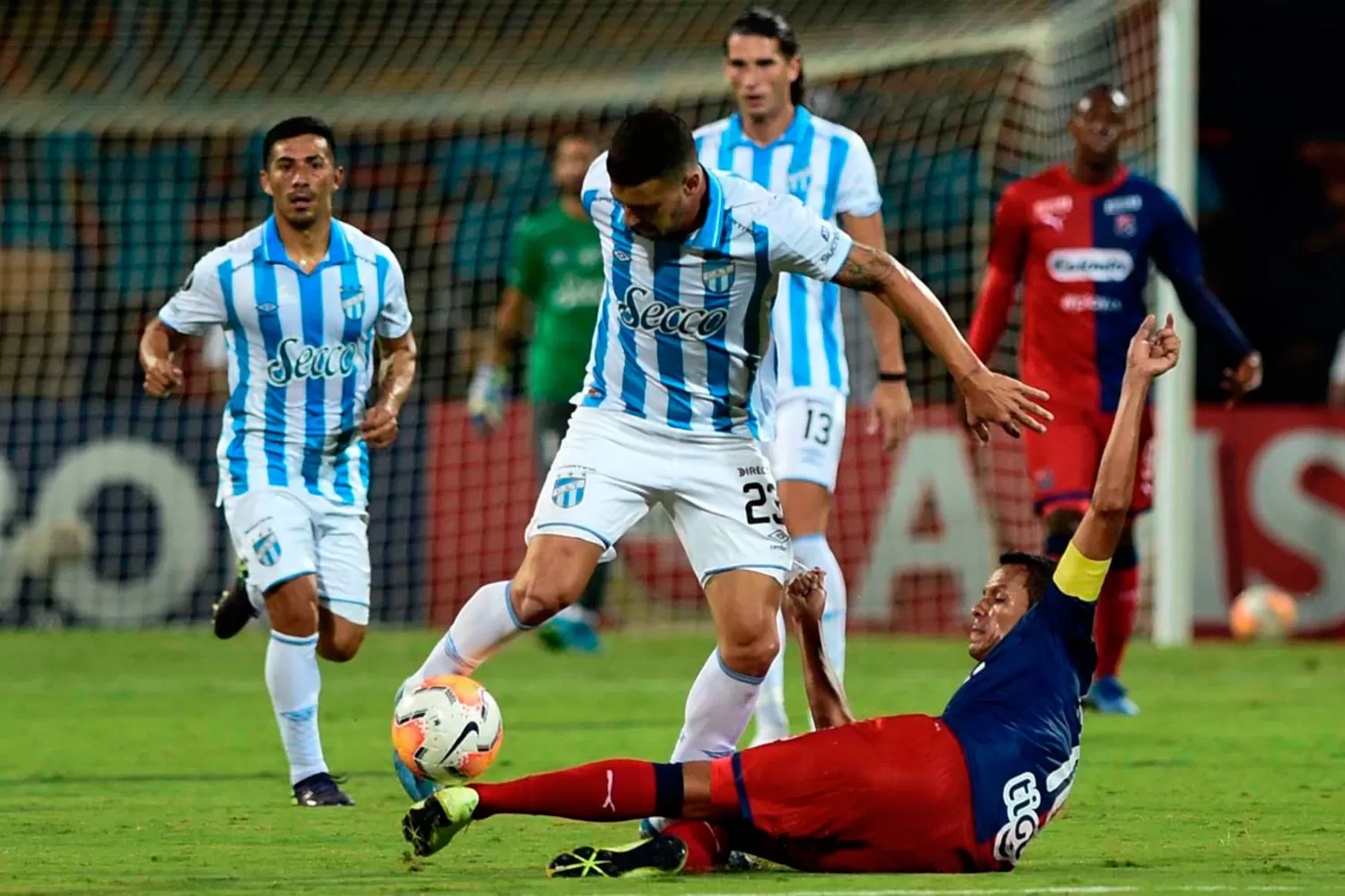 ACTIVO. Carrera, que supera a Ricaurte, el autor del único gol del partido, tuvo un buen desempeño. TÉLAM