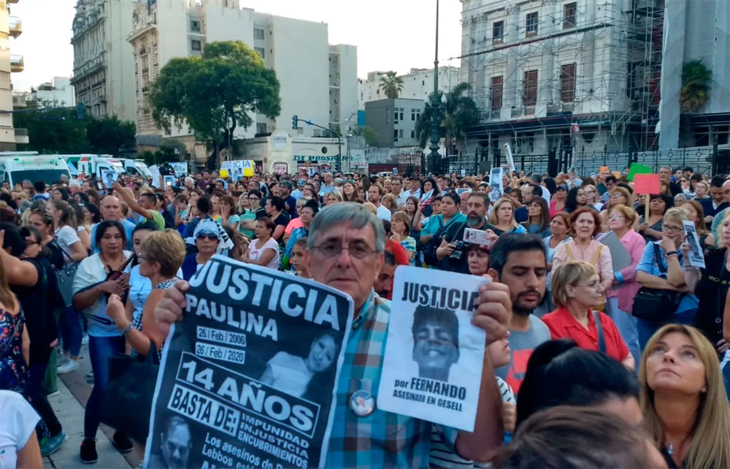 FRENTE AL CONGRESO. Lebbos acompaña a la familia de Báez Sosa.