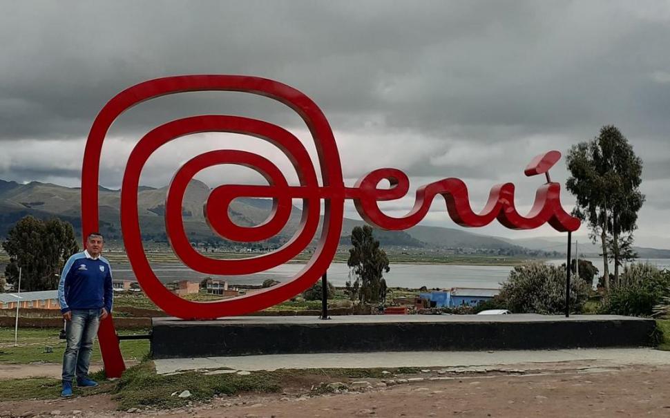 TACHANDO OTRO PAÍS. Mario Ortega llegando a Perú, desde Bolivia.  