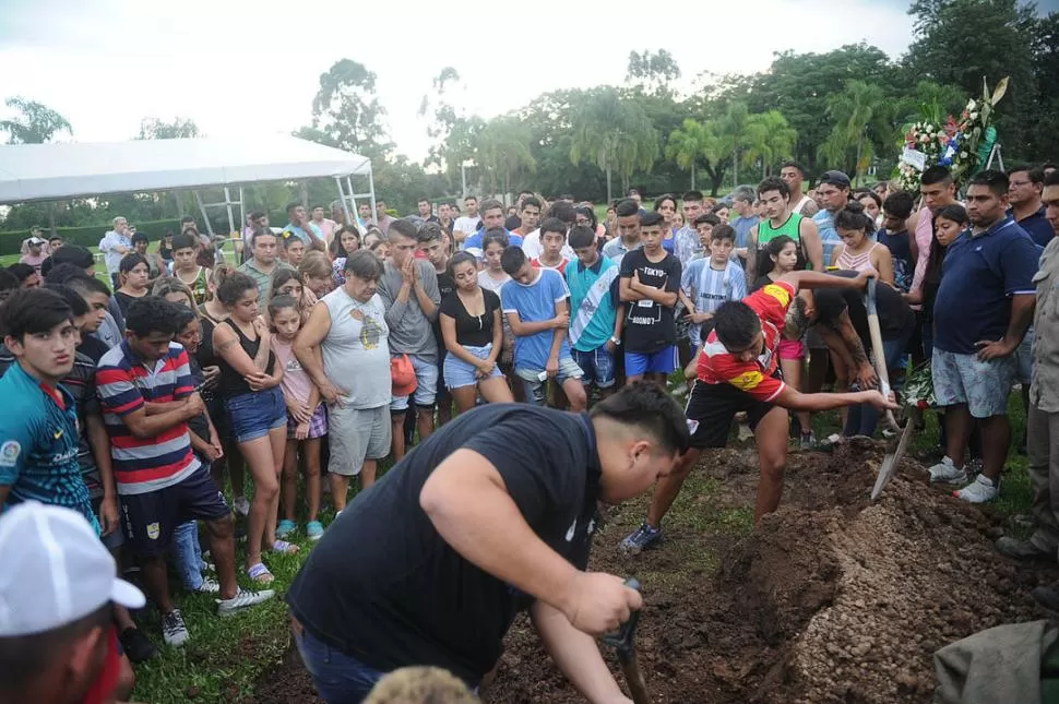 EL ADIÓS. Familiares y amigos despiden Santiago Ismael Palavecino enel sepelio en el Cementerio de la Paz. la gaceta / foto de hector peralta