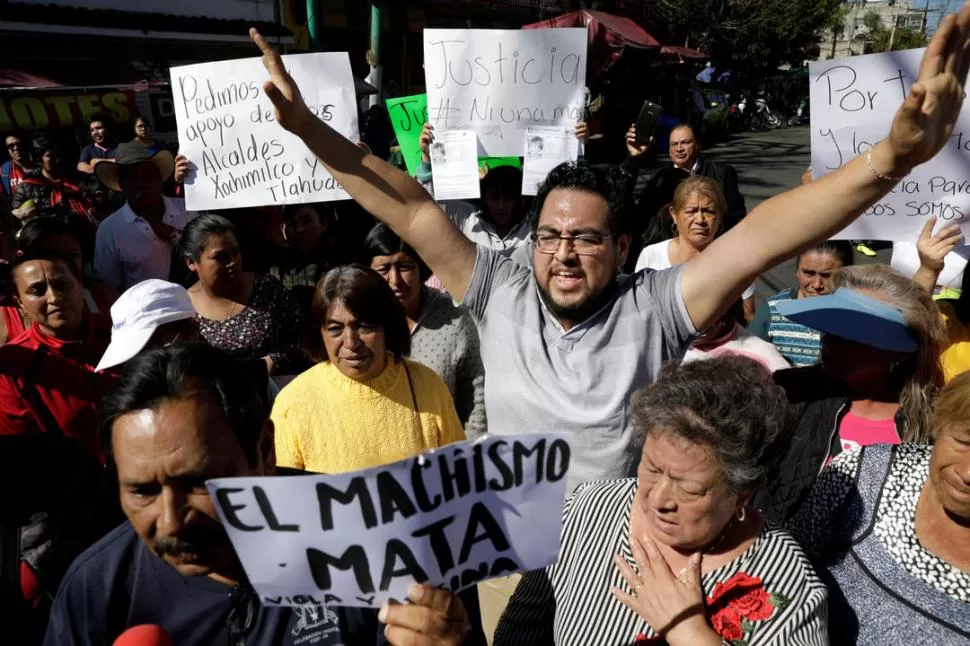 DOLOR. Frente a la escuela de la niña se escuchó el pedido de justicia.  reuters 
