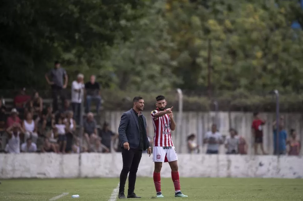DEBIERON HABLAR MUCHO. Durante el duelo en Campana, los DT debieron dialogar constantemente con sus jugadores para poder cambiar la imagen. foto de Matias Napoli Escalero (especial para la gaceta)