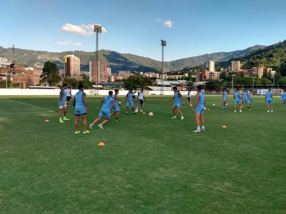 CON LA MONTAÑA DE FONDO. El plantel, durante un ejercicio liviano con pelota en el entrenamiento de ayer en Envigado. Fotos de prensa atlético tucuman