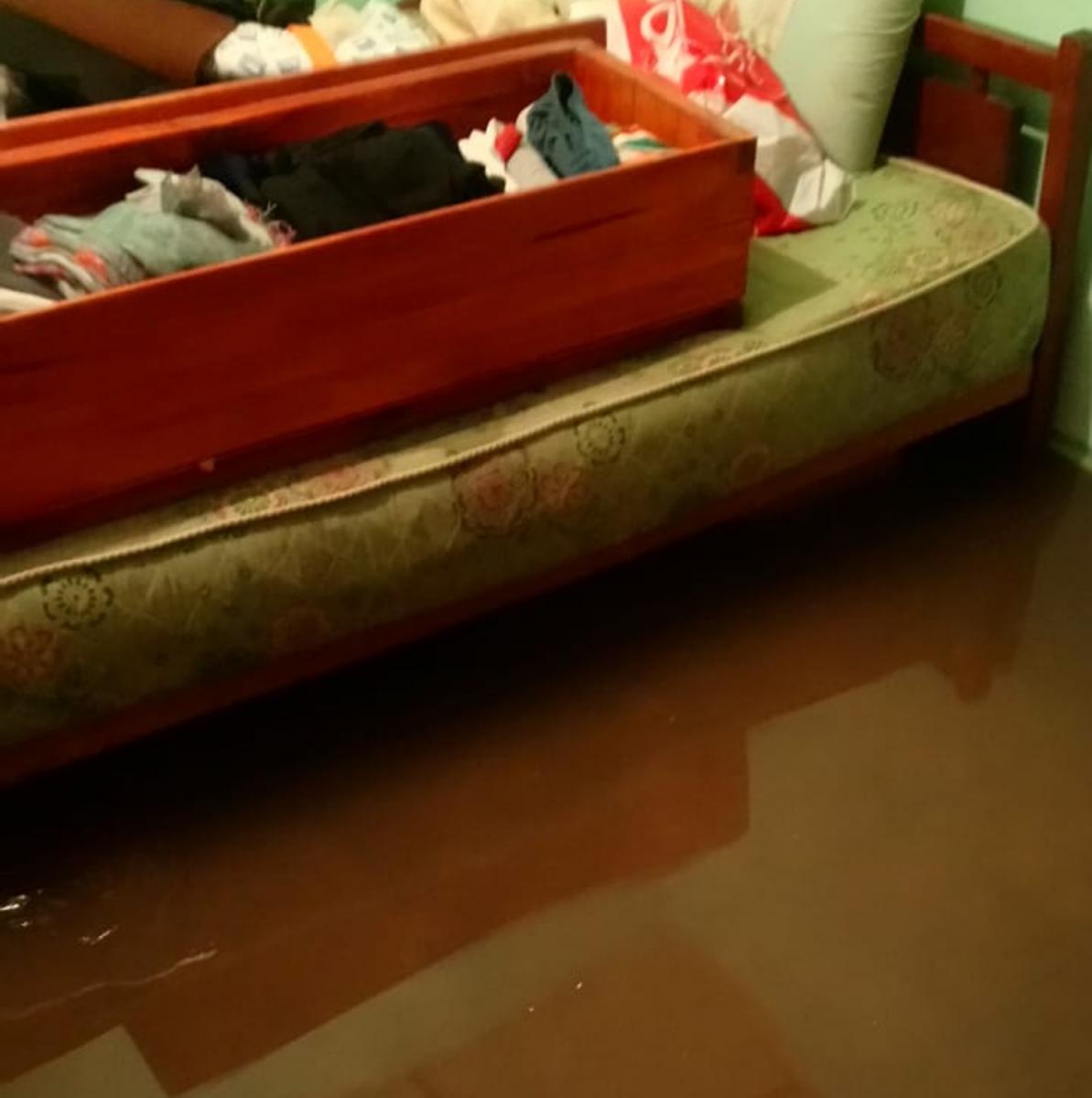 INUNDACIONES. El agua dentro de una vivienda del barrio Judicial.