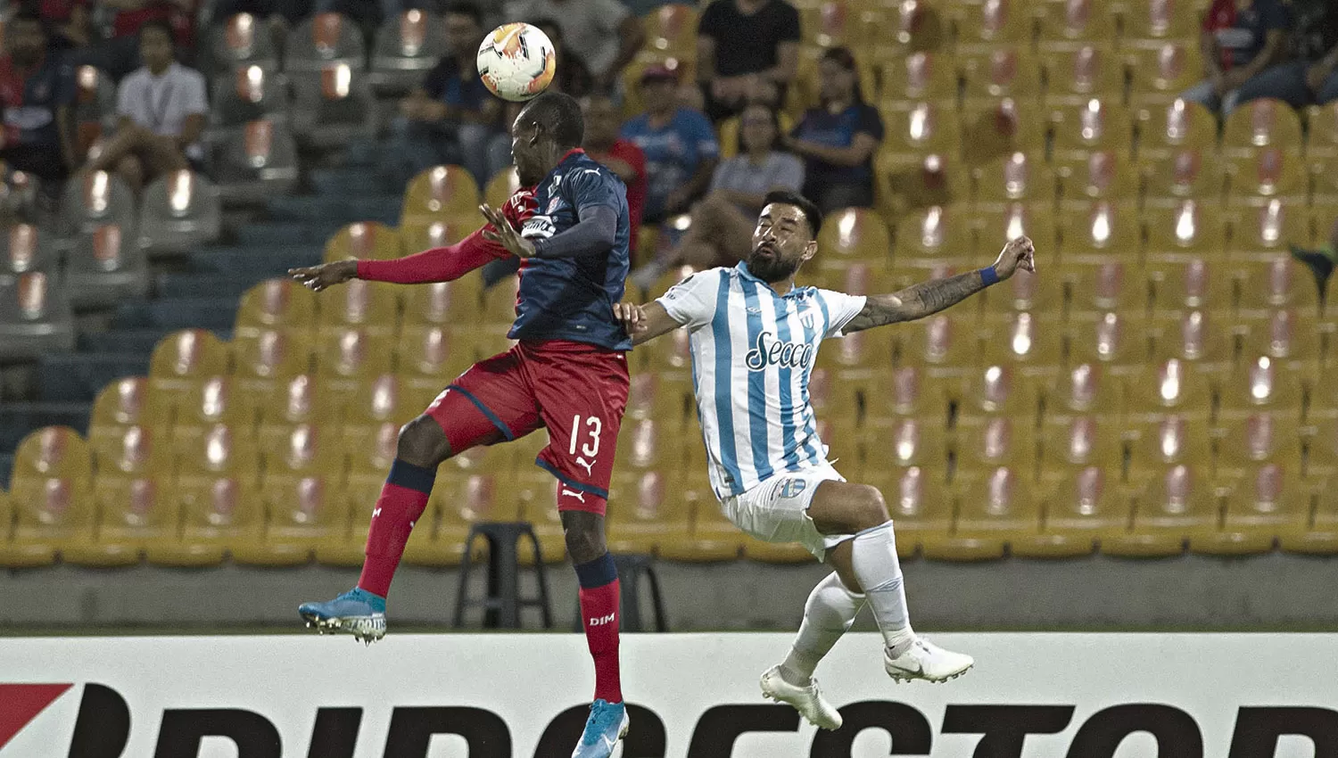 EN LO ALTO. Rojas salta frente a Delgado.