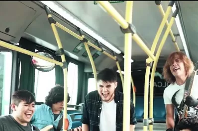 El grupo “Häshtäg” filmó su videoclip en un colectivo