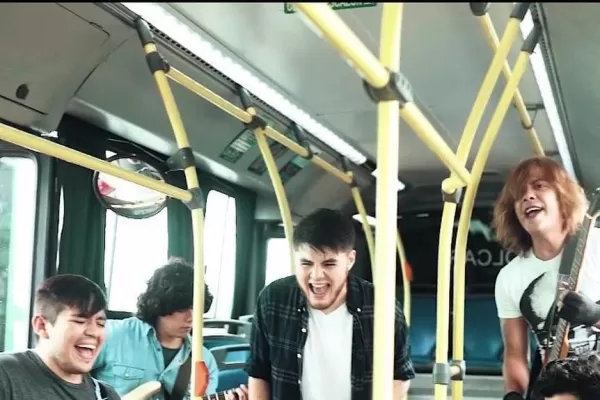 El grupo “Häshtäg” filmó su videoclip en un colectivo