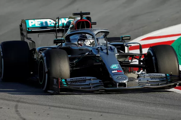 Hamilton domina la primera práctica de pretemporada en la Fórmula Uno