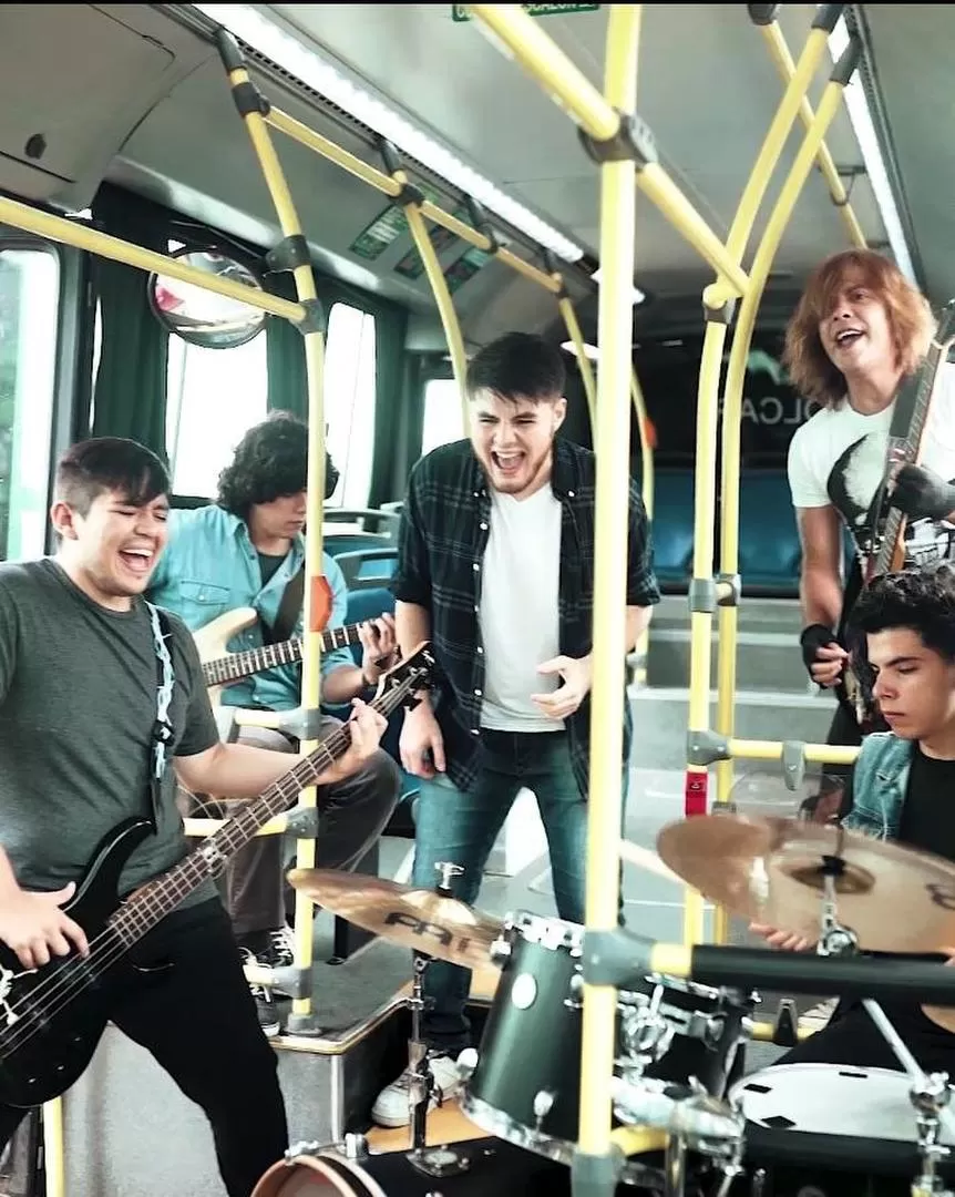 MÚSICOS. El conjunto en el rodaje de su nuevo contenido audiovisual. 