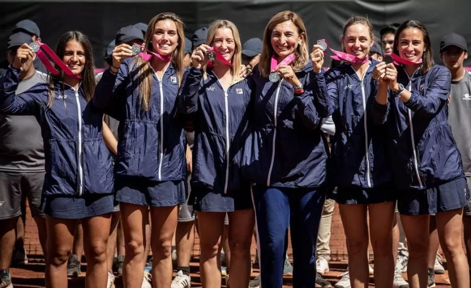 TODAS FELICES,. Las integrantes del equipo argentino de la Fed Cup que lograron en Santiago de Chile, con Mercedes Paz como capitana, la chance de pelear un lugar en el Grupo Mundial. 