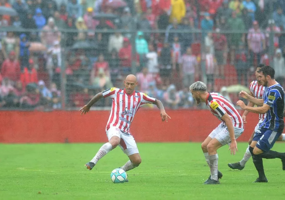 LA HUMILDAD DEL REFERENTE. “Pichi” no ingresó en el complemento del partido ante Villa Dálmine; pero aceptó la decisión de la dupla técnica y se sentó en el banco de suplentes a alentar a sus compañeros. LA GACETA / FOTO DE HÉCTOR PERALTA