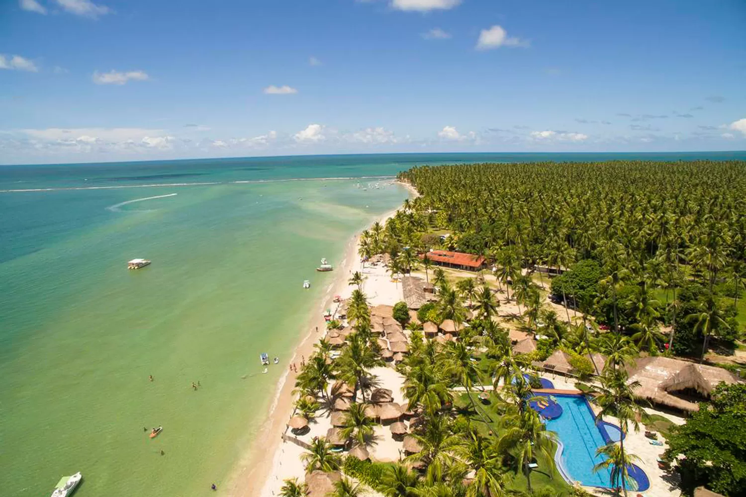 Praia dos Carneiros: una iglesia sobre una playa paradisíaca en Brasil