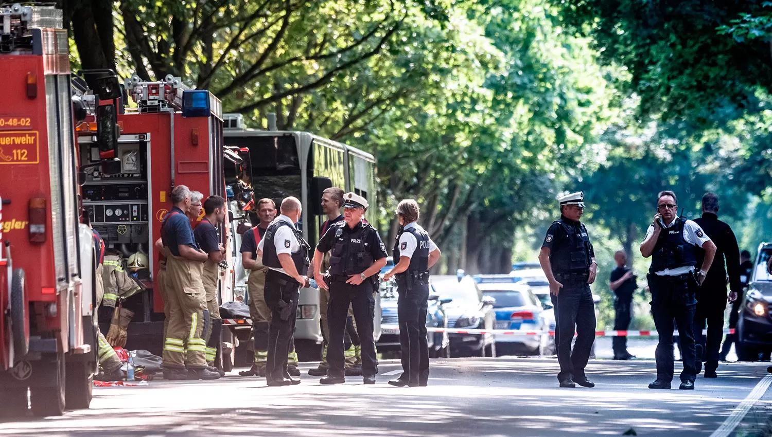 EN LA CASA DEL ATACANTE. Policías y bomberos llegaron hasta la residencia del autor del atentado xenófobo, quien mató a su madre y se suicidó. 