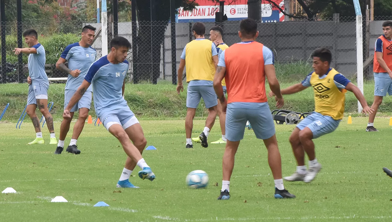 Fabián Monzón, segundo desde la izquierda, ya se entrenó a la par de sus compañeros. (FOTO DE LA GACETA/JOSÉ NUNO). 