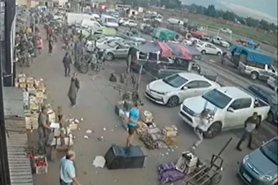 Escándalo en el Mercofrut: una mujer le destrozó la camioneta y la mercadería a un puestero