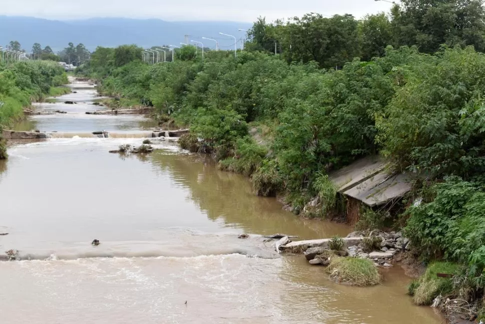 DETERIORO DEL CANAL SUR. Se ven losas destruidas y en el fondo del desagüe, abundante maleza y basura. la gaceta / Foto de José Nuno