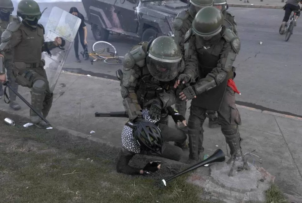 DISTURBIOS. Fuerzas de seguridad se enfrentan con manifestantes durante una protesta contra el Gobierno. reuters 