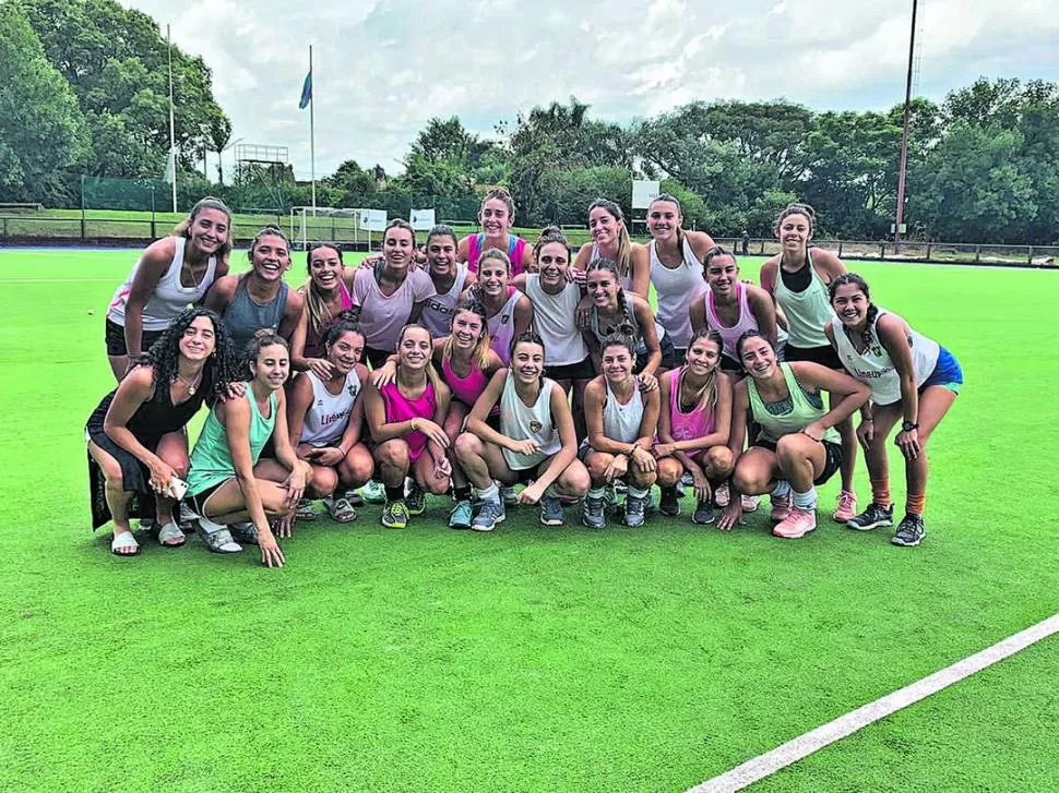 PURA FELICIDAD. Las “Verdinegras”, luego de pisar por primera vez la nueva cancha de agua. La superficie les permitirá seguir creciendo y ayudará a que Tucumán pueda ser sede de torneos nacionales.  