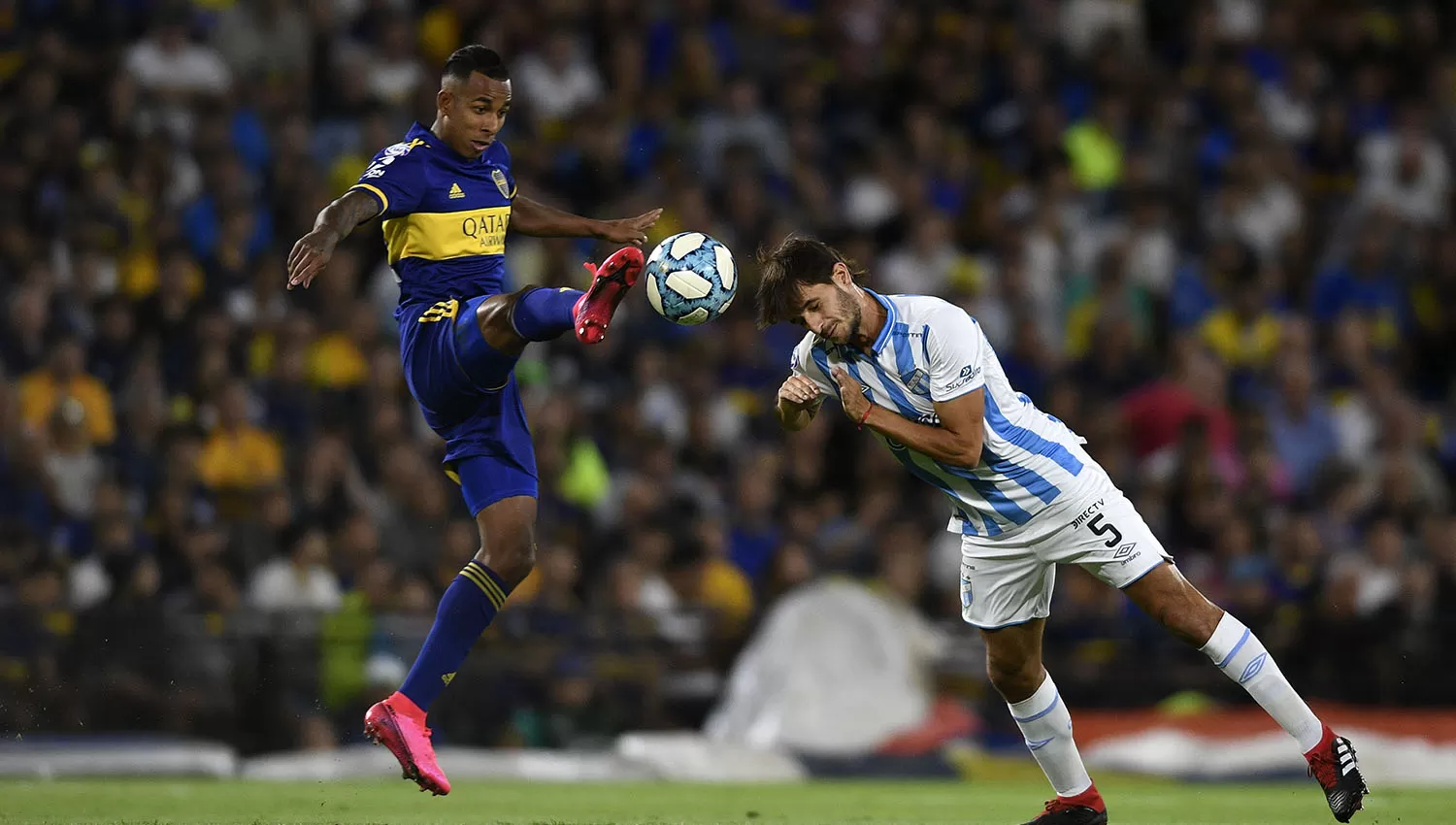 Federico Bravo -en la escena disputando el balón Villa, de Boca- será el volante titular mañana. (ARCHIVO)