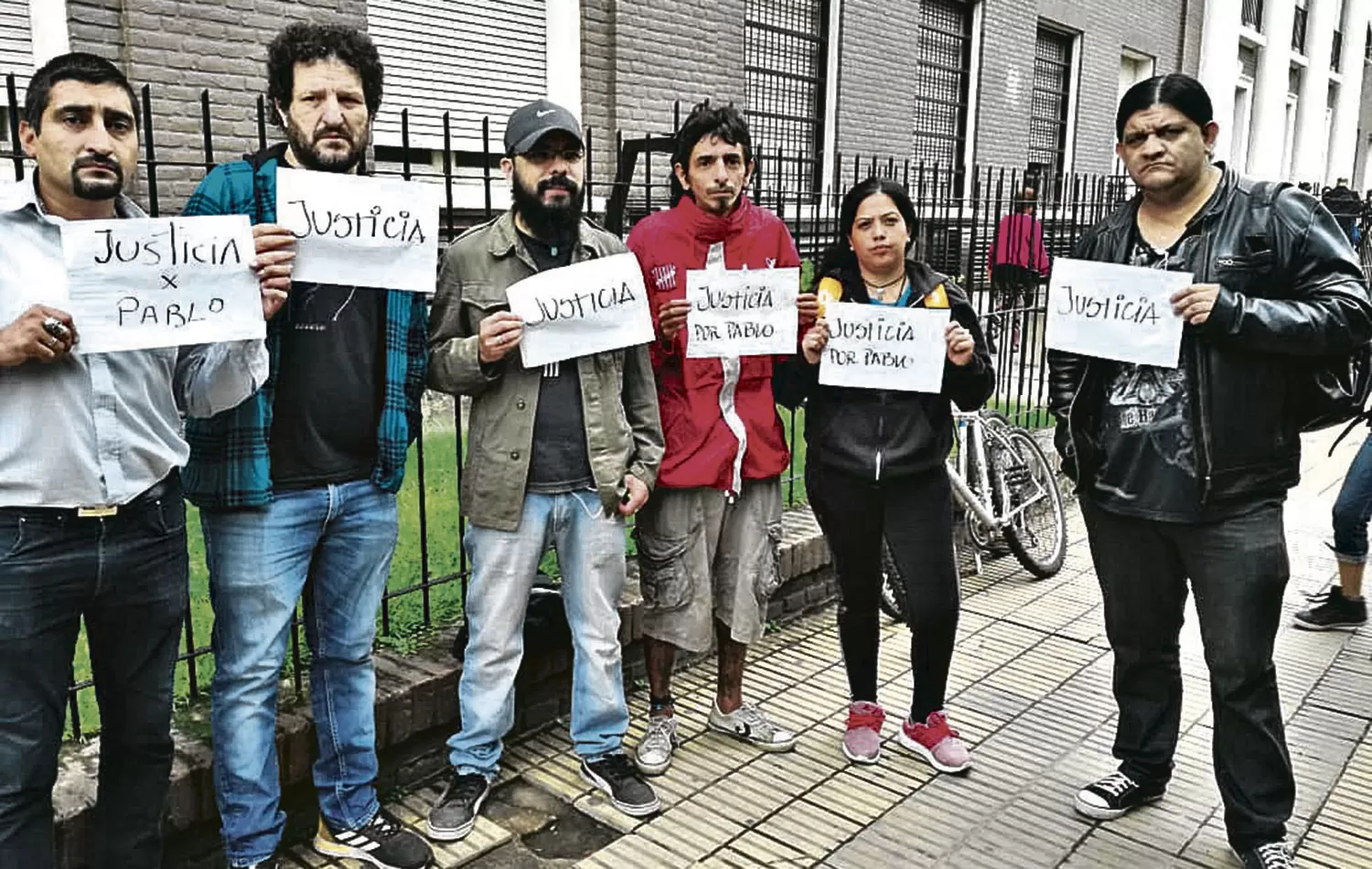 CON CARTELES. Allegados a Mariotti se reunieron en el edificio judicial. 