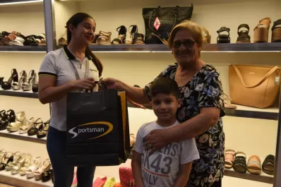 Compró sandalias para sus nietos