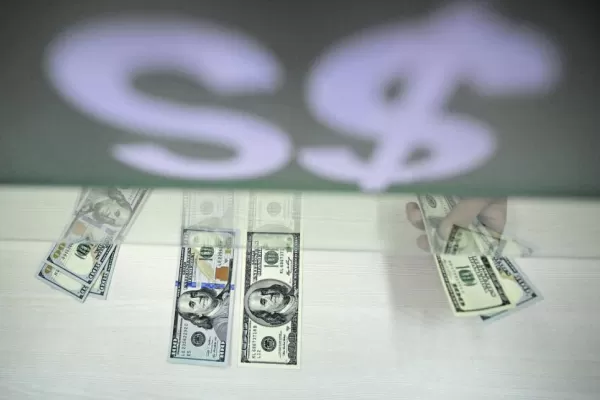 Dólar Qatar y dólar Coldplay: cómo afecta a viajes, recitales y topes de consumo con tarjeta