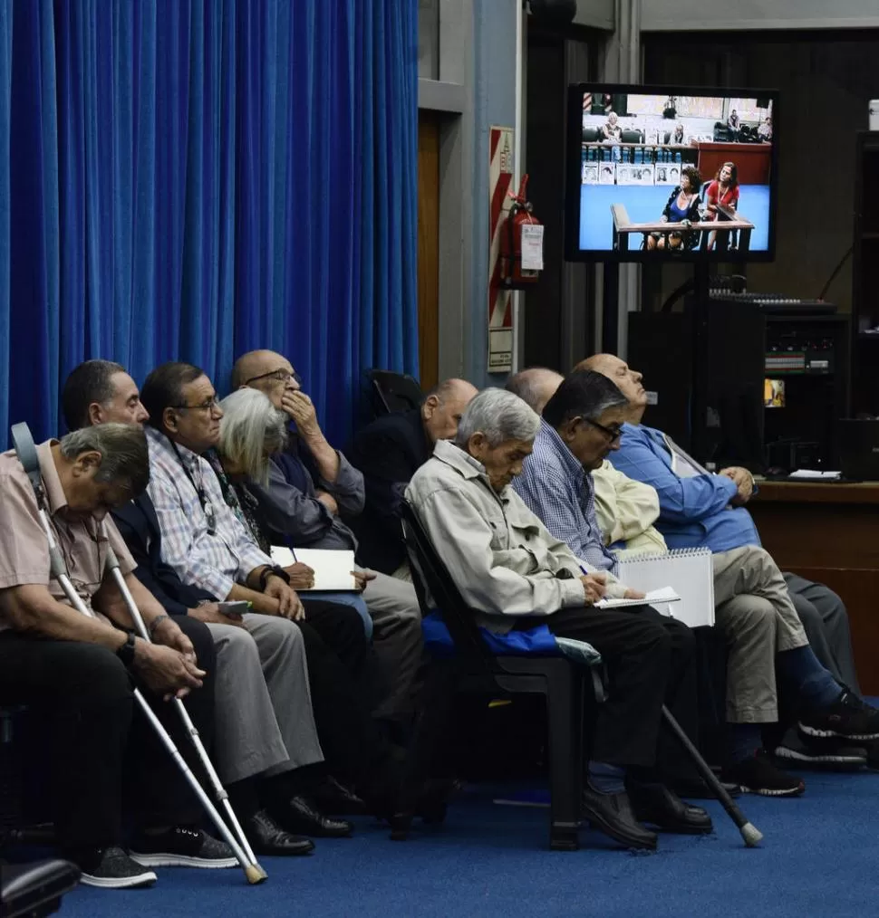 BANQUILLOS. Imputados y defensores toman nota de una declaración. la gaceta / foto de osvaldo ripoll