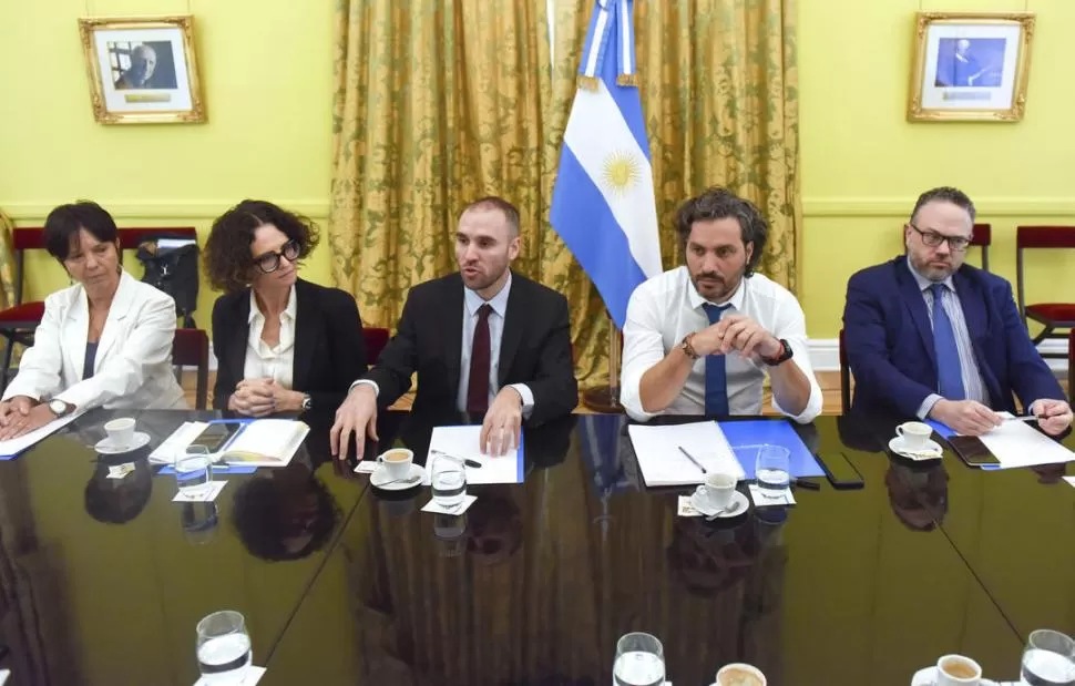 GABINETE ECONÓMICO. El ministro Martín Guzmán (al centro) junto a Mercedes Marcó del Pont, Cecilia Todesca, Santiago Cafiero y Matías Kulfas. telam