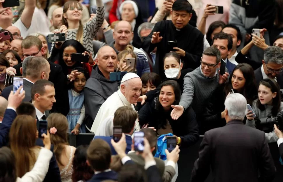 PAPA FRANCISCO. Bergoglio, a quien se ve legando a la audiencia semanal en la Santa Sede, fue quien ordenó a apertura de la documentación. reuters