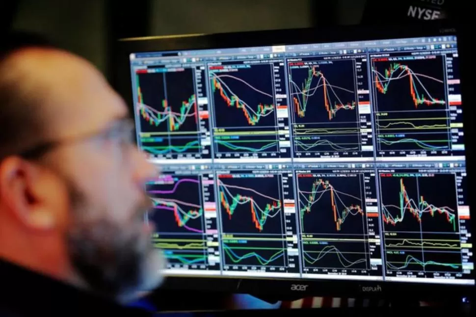 MERCADOS FINANCIEROS. Tras las últimas elecciones, las acciones y bonos argentinos cayeron drásticamente. reuters 