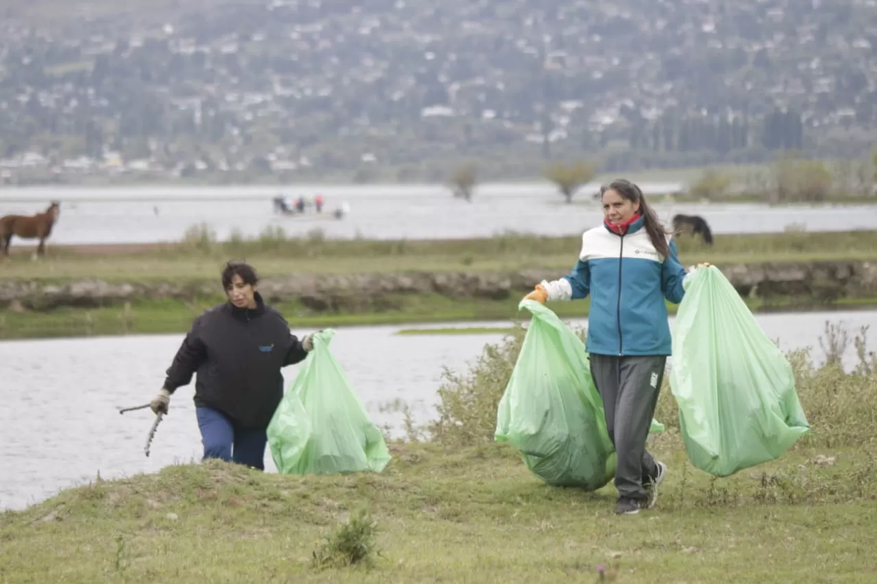 Limpiaron el lago La Angostura para homenajerar a la Pachamama y crear conciencia