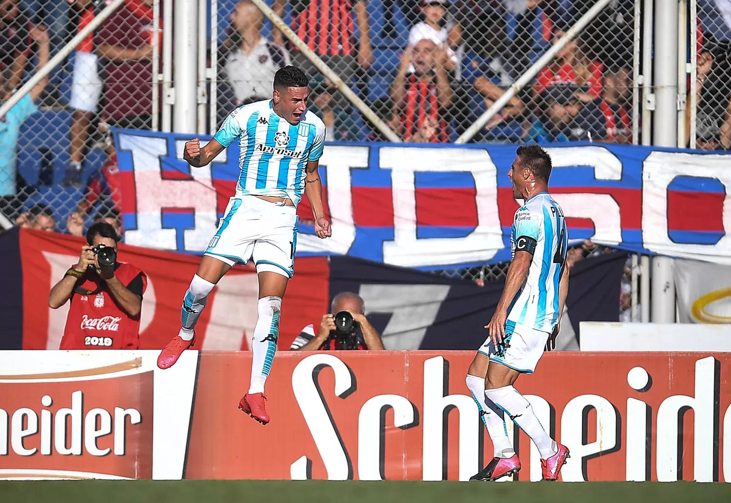 PURA FELICIDAD. Martínez, a los saltos, festeja el gol de su autoría para Racing. TÉLAM