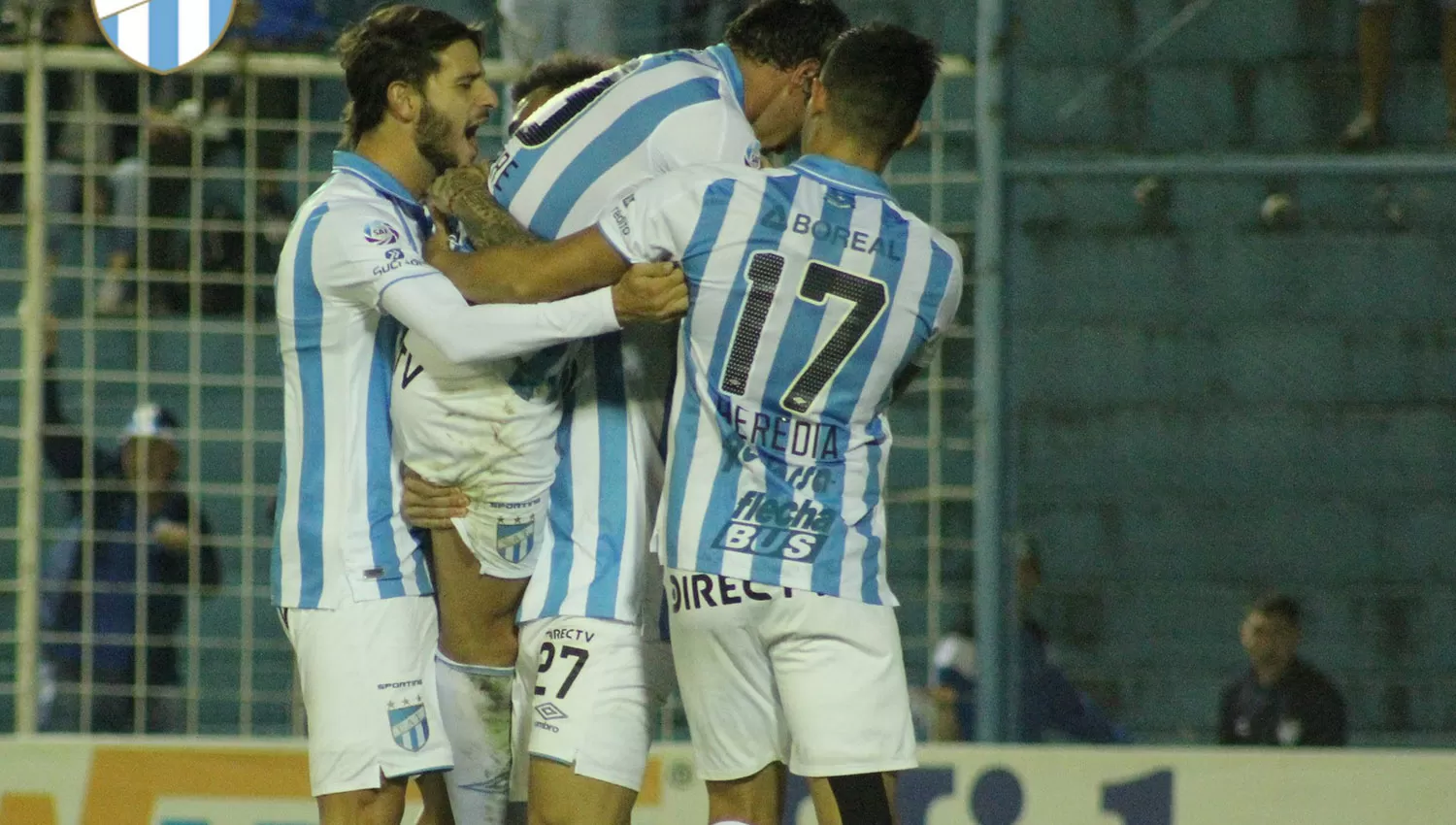 SU PRIMER FESTEJO. Aguirre metió un golazo y se abraza con Bravo y Heredia. (FOTO TOMADA DE PRENSA CLUB ATLÉTICO TUCUMÁN)