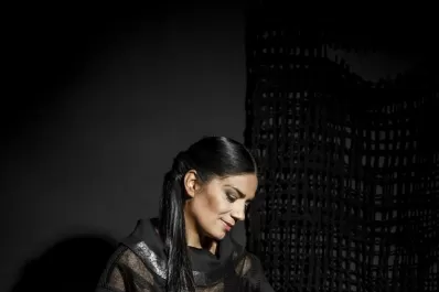 La voz, la percusión y la creatividad de Mariana Baraj