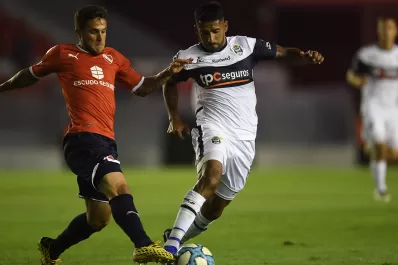 En duelo entre dos rivales en crisis, Gimnasia le dio otro duro golpe a Independiente
