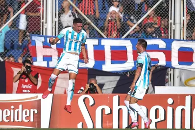 Racing le dio un empujón más a San Lorenzo y le ganó con un gol de Martínez