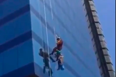 De película: rescataron a un limpiavidrios que quedó colgado de una torre en Puerto Madero
