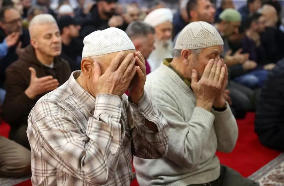 PLEGARIAS. En las mezquitas elevaron oraciones por las víctimas.  reuters