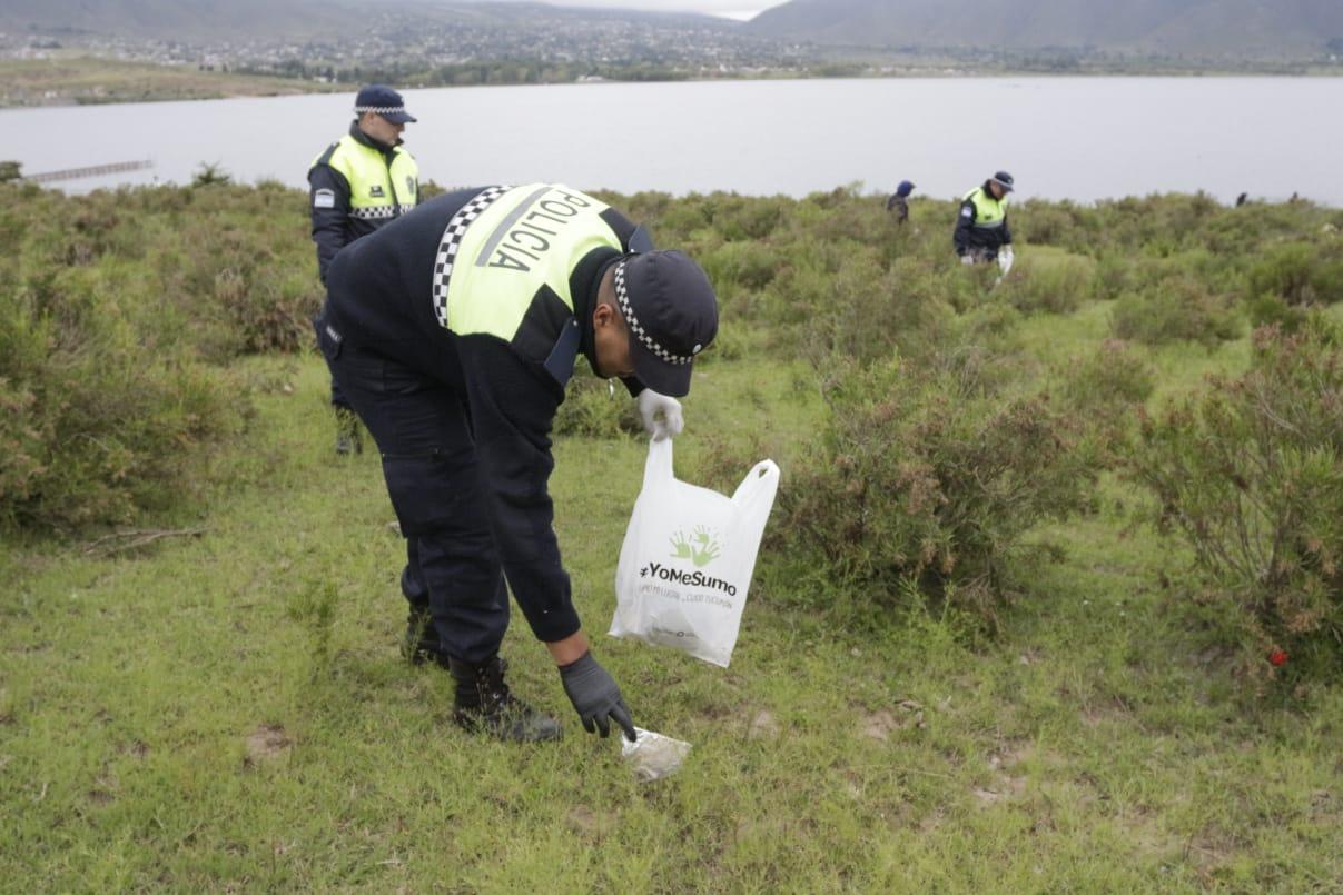 Limpiaron el lago La Angostura para homenajerar a la Pachamama y crear conciencia