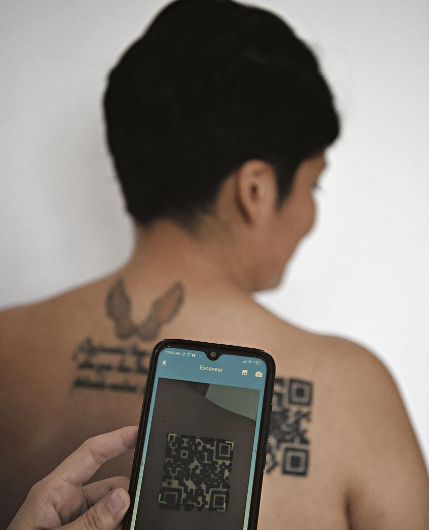 CÓDIGO QR EN LA PIEL. Natalia Mamaní invita a visibilizar un mundo autorreferencial. 